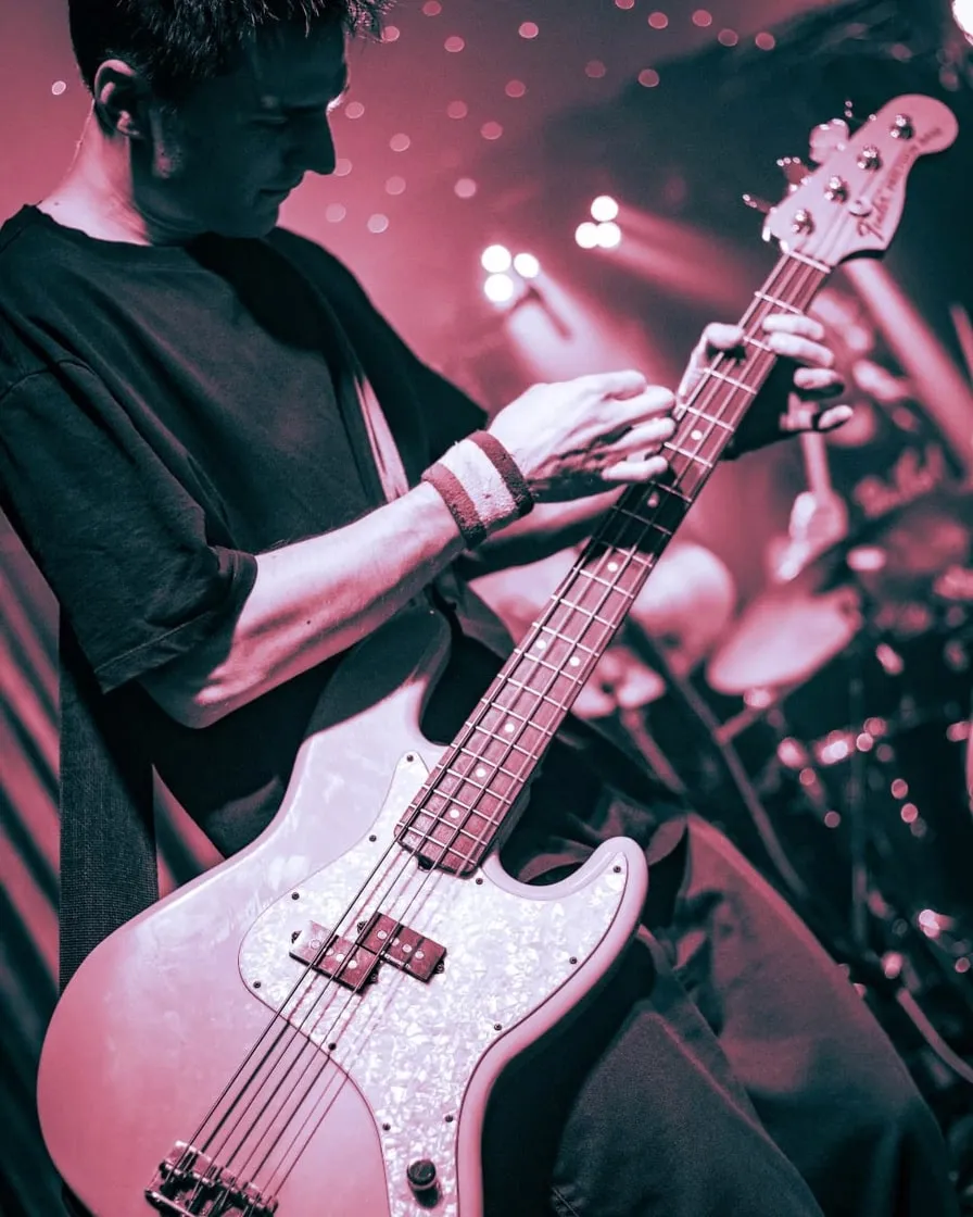 Photo of Oskar Gross, Fish Basket bassist, ©Dominik Waniczek