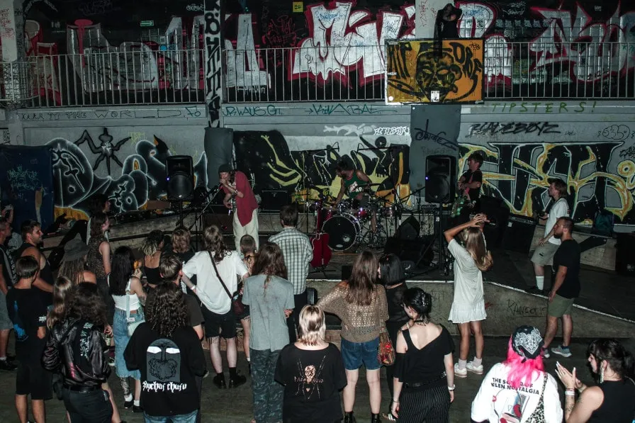 Photo of the band Fish Basket playing a concert, ©Nadia Pluta